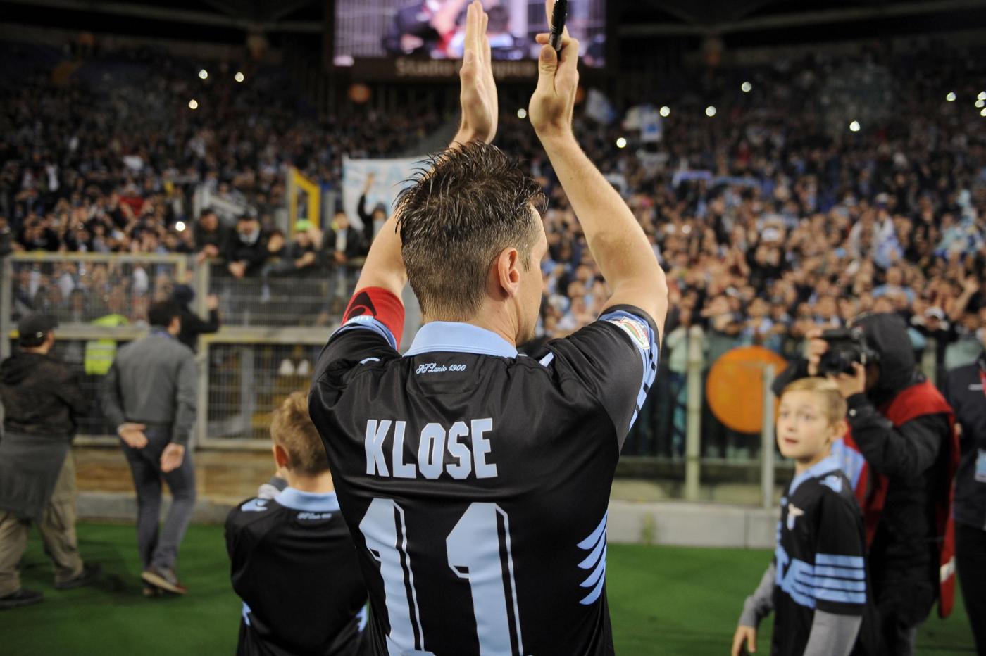 Miroslav Klose saluta i tifosi della Lazio