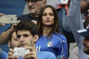 La moglie di Ciro Immobile Jessica Melena con la maglia della Nazionale italiana