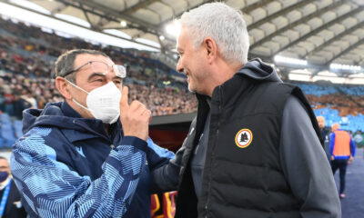 Sarri e Mourinho si stringono la mano in occasione di Roma Lazio derby