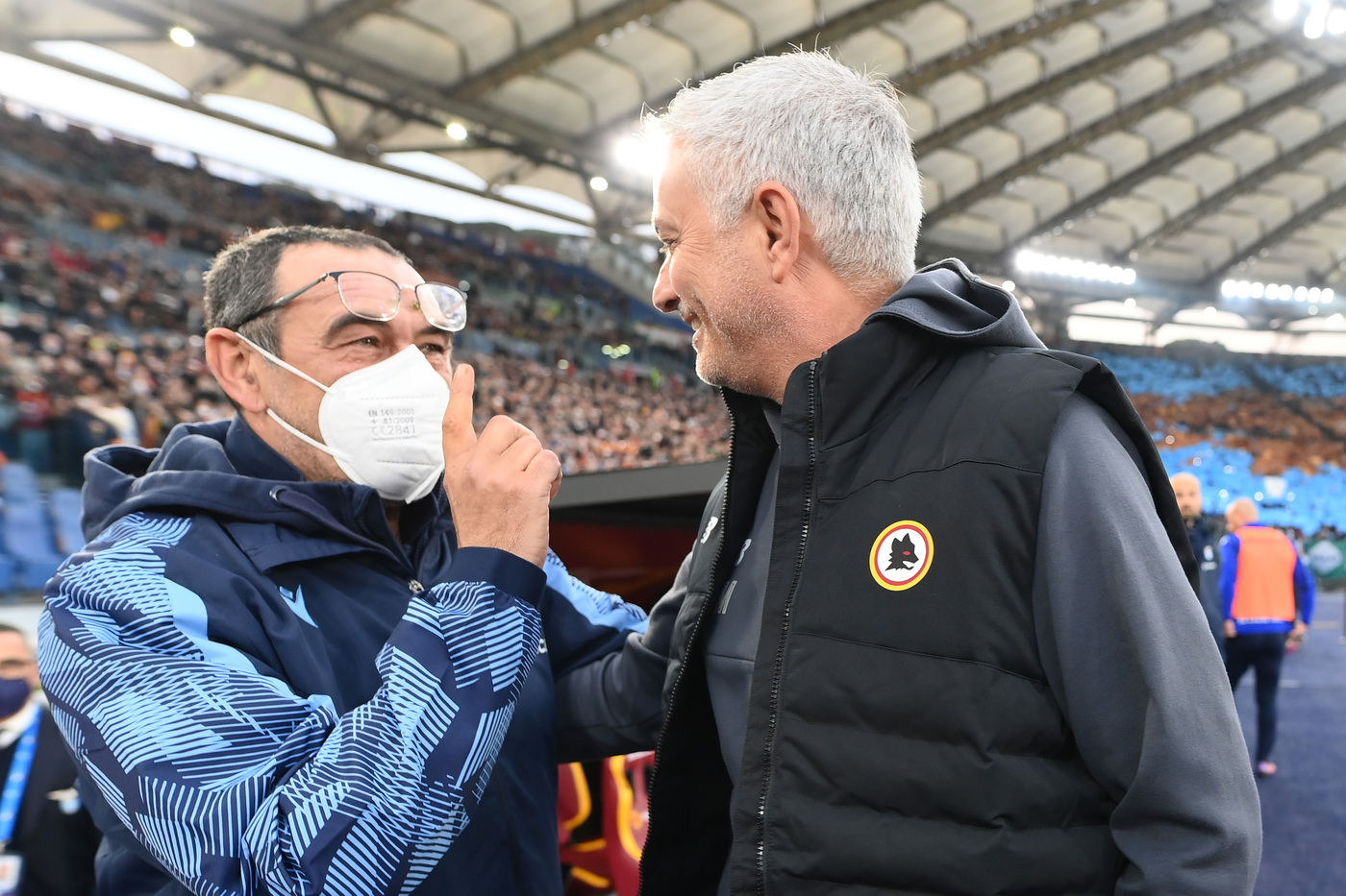 Sarri e Mourinho si stringono la mano in occasione di Roma Lazio derby