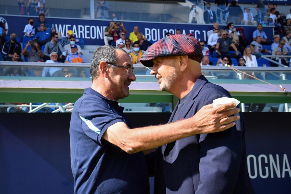 Abbraccio tra Maurizio Sarri, allenatore della Lazio, e Sinisa Mihajlovic, allenatore del Bologna