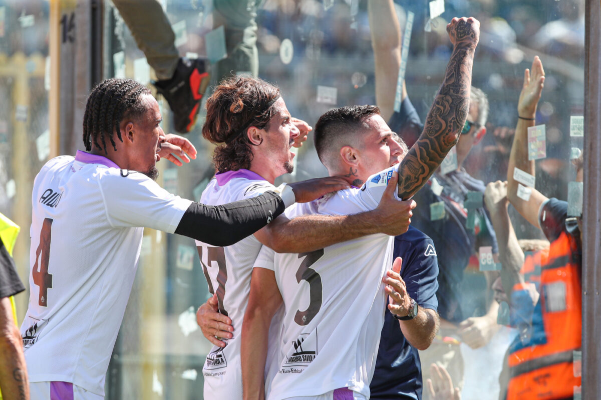 Giocatori della Cremonese, prossima avversaria della Lazio, esultano per il gol in Serie A