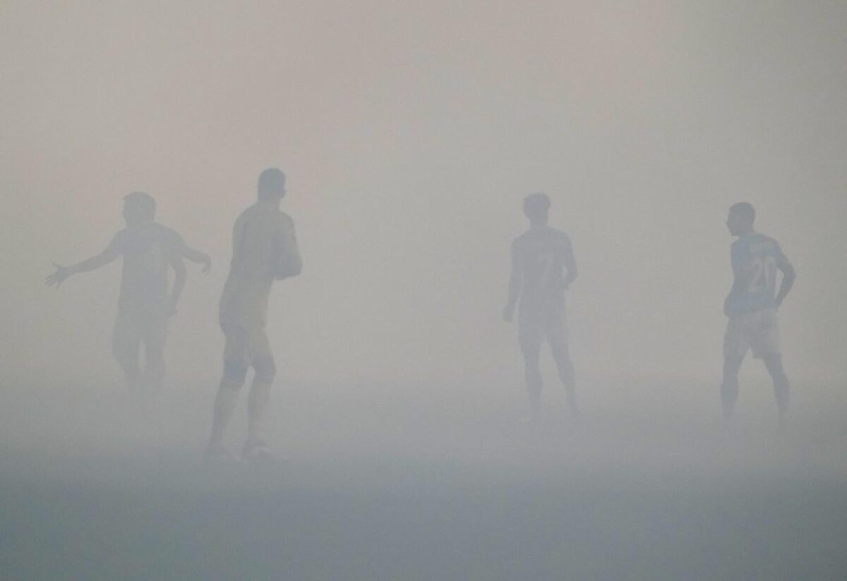 Giocatori della Lazio nella nebbia di Rotterdam