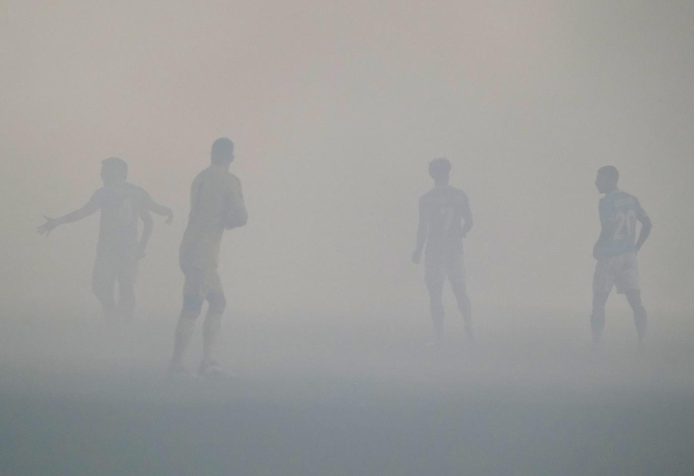 Giocatori della Lazio nella nebbia di Rotterdam
