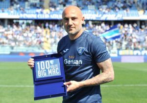 Massimo Maccarone Big Mac calciatore riceve in premio una targa per le 100 presenze 