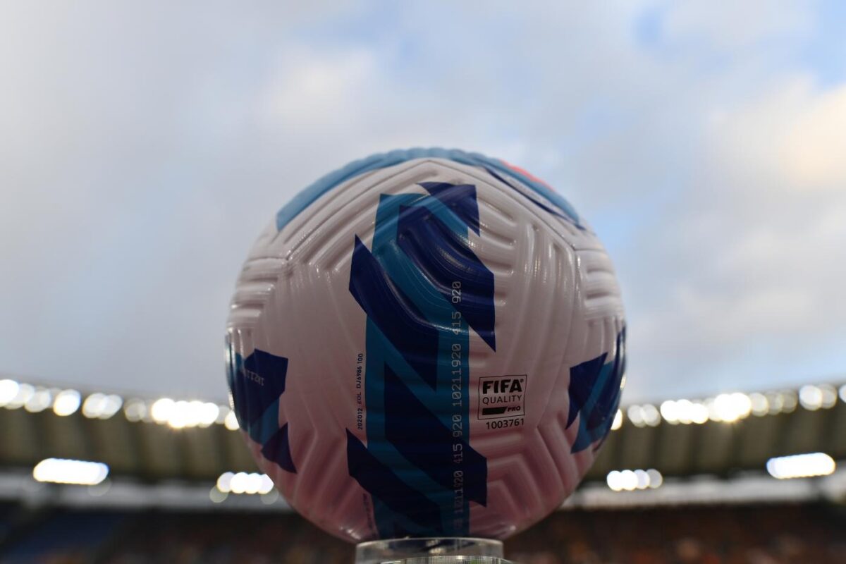 Il pallone della Serie A in primo piano, lo stadio Olimpico sullo sfondo