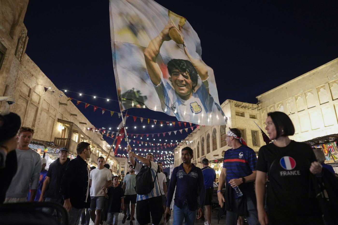 Bandiera Maradona e maglietta francese