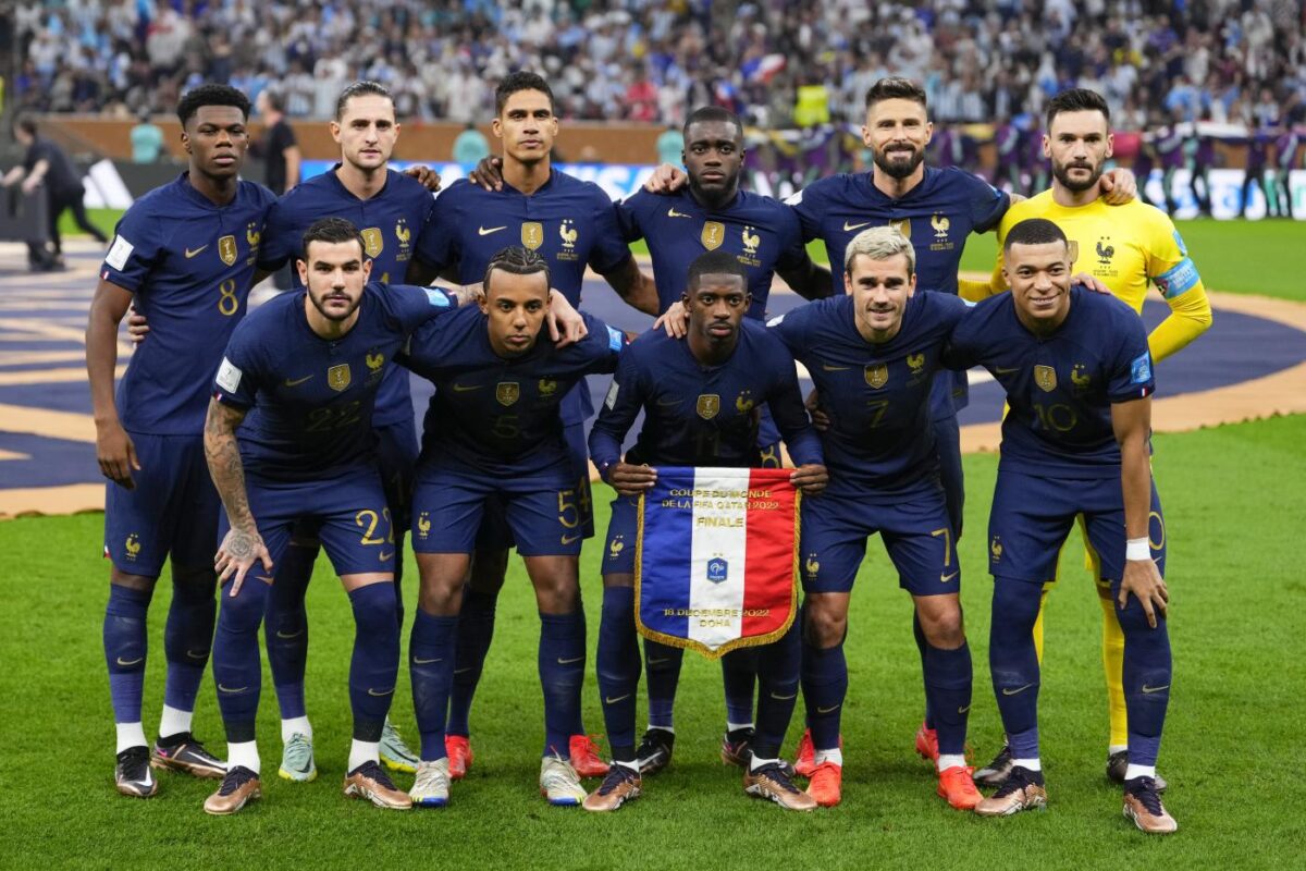 La squadra della Francia schierata per la foto