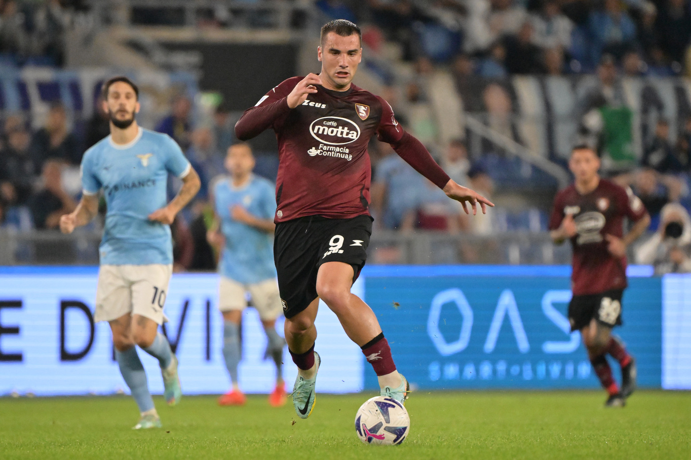 Federico Bonazzoli porta palla contro la Lazio
