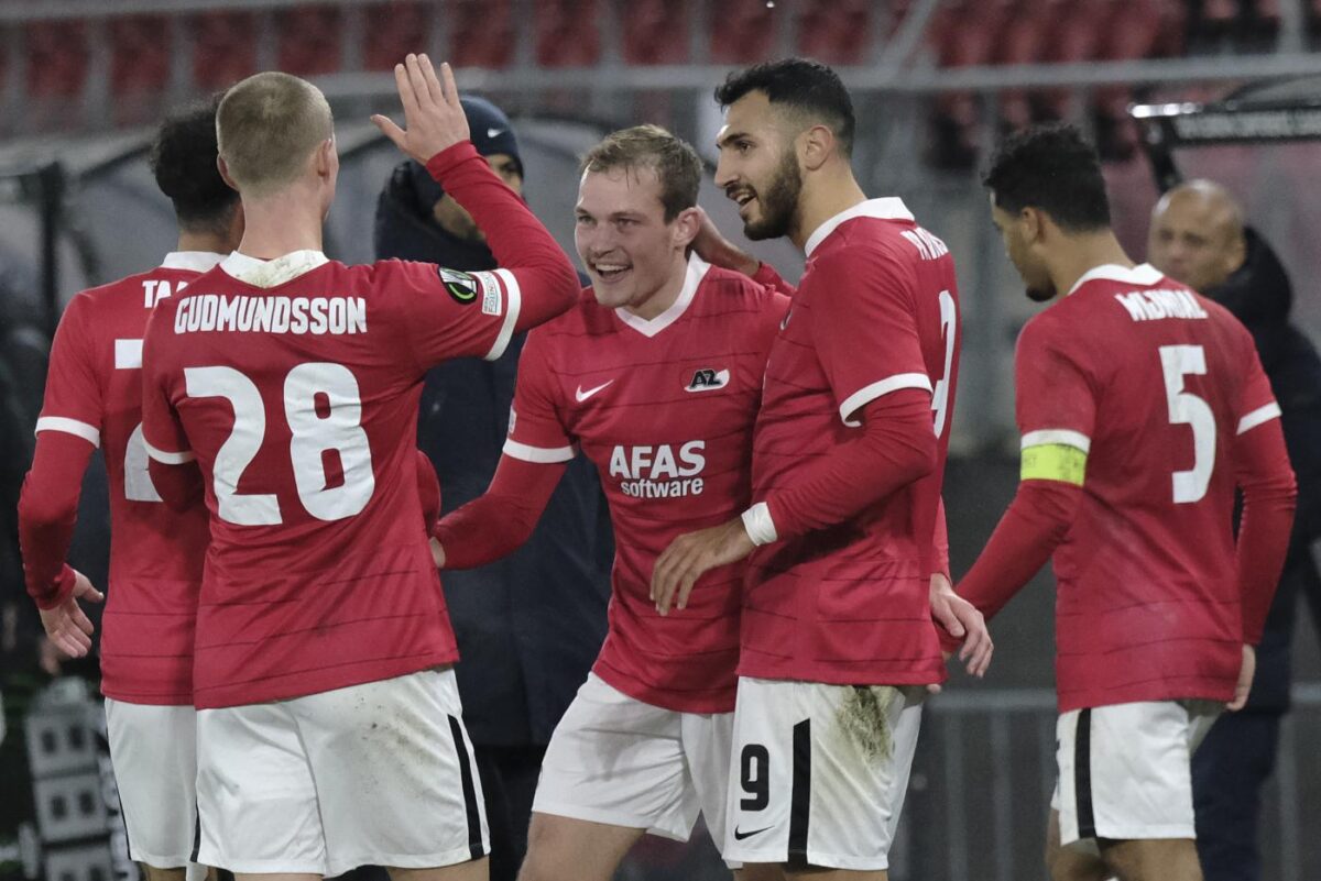 I giocatori dell'AZ Alkmaar festeggiano dopo un gol in Conference League