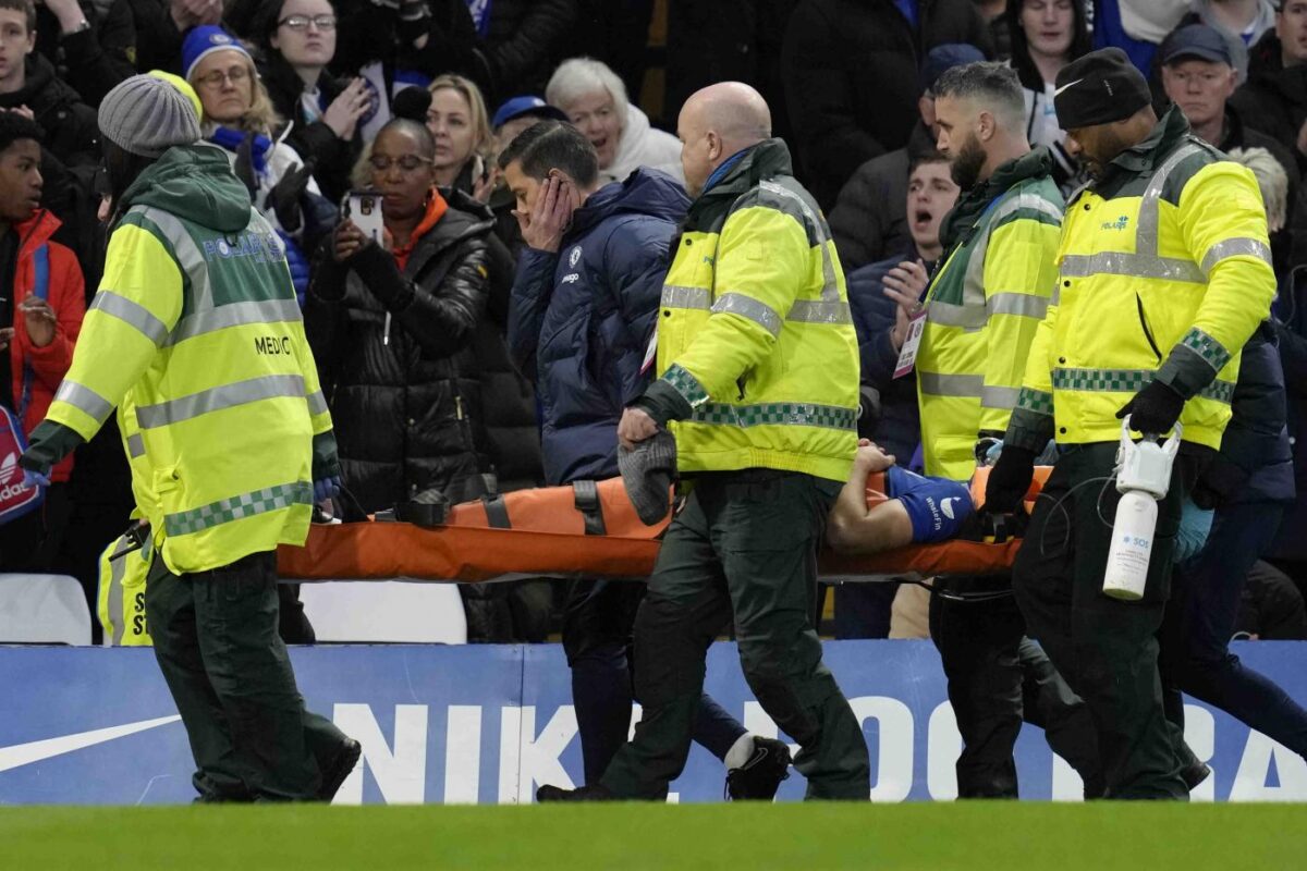 Il difensore del Chelsea Azpilicueta trasportato in barella dopo il brutto infortunio nell'ultimo match di Premier League contro il Southampton