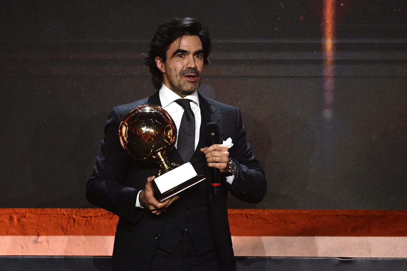 Federico Pastorello ritira il premio per il premio come miglior agente.