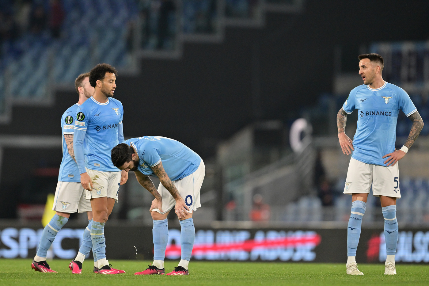 La delusione dei giocatori della Lazio durante Lazio - AZ Alkmaar