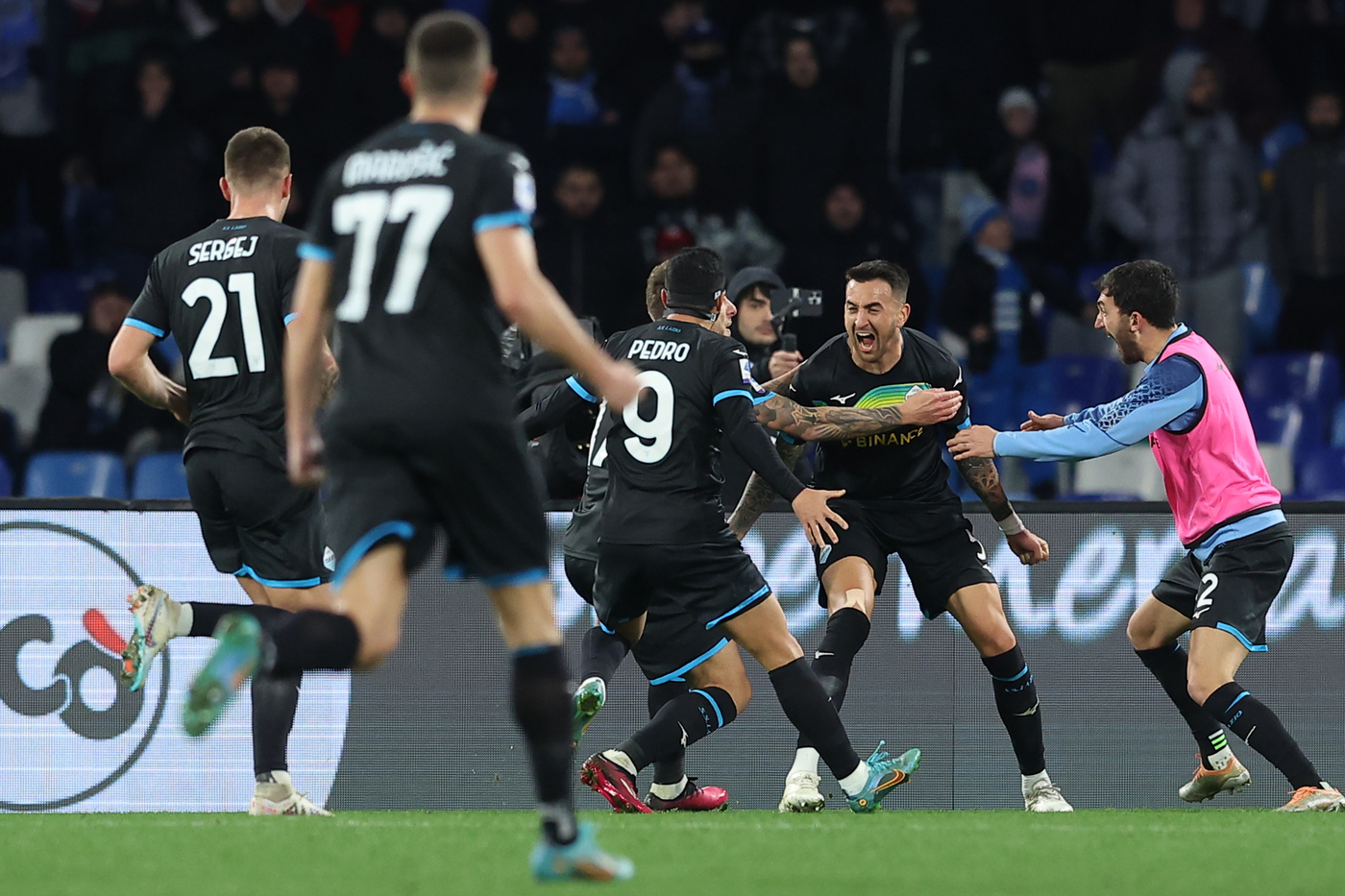La Lazio festeggia dopo il gol di Vecino contro il Napoli.