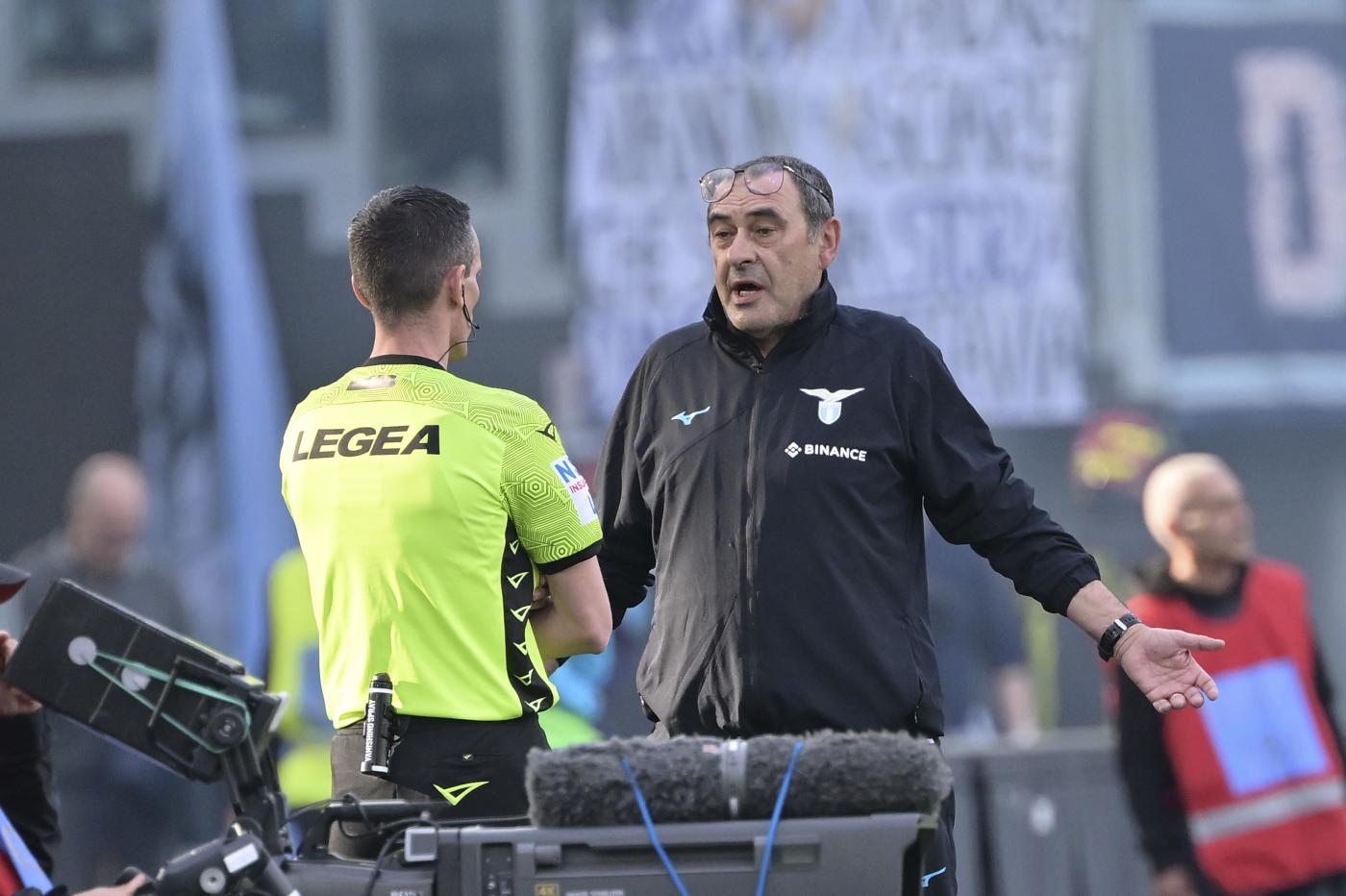 Sarri a colloquio con Ghersini durante Lazio-Torino