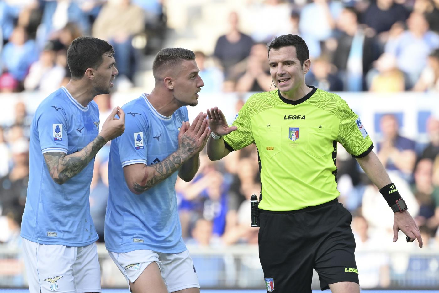 I giocatori della Lazio protestano con l'arbitro Ghersini