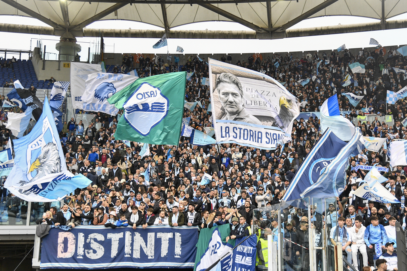 I tifosi della Lazio durante il Derby: i biancocelesti sono attesi a Monza