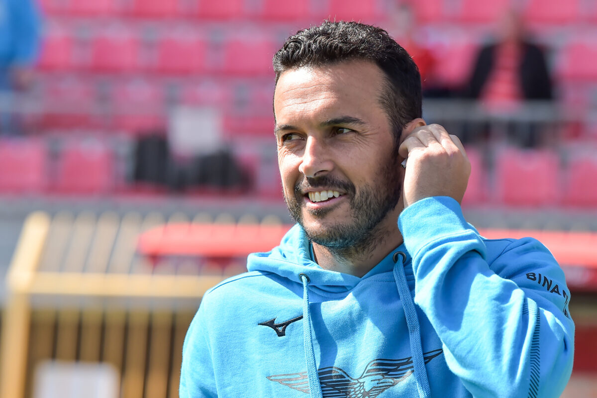 Pedro nel riscaldamento con la Lazio a Monza. Sui social, dopo Spezia, ha incitato la squadra.