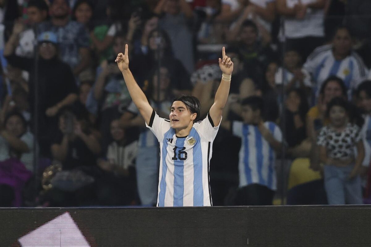 Luka Romero esulta con la maglia dell'Argentina