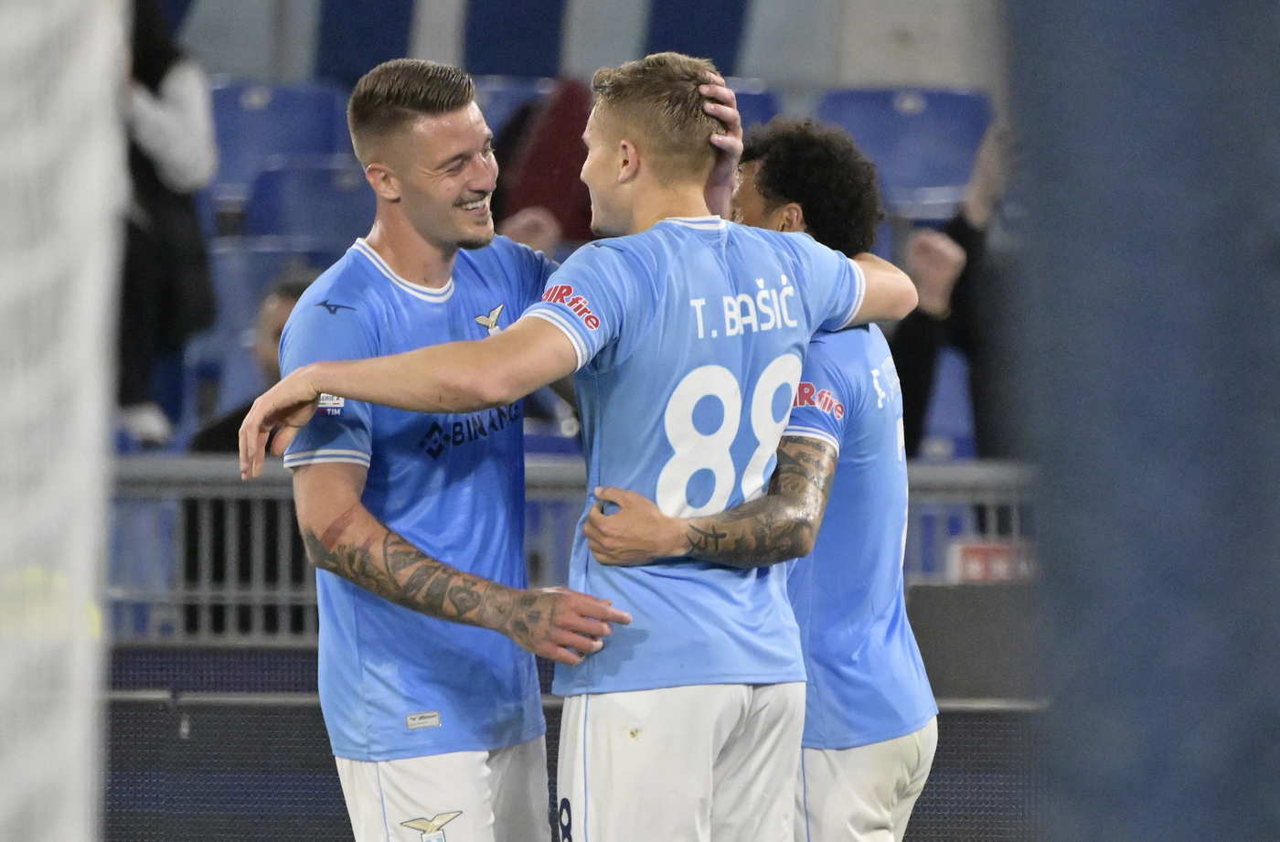 I giocatori della Lazio esultano dopo il gol di Basic al Sassuolo