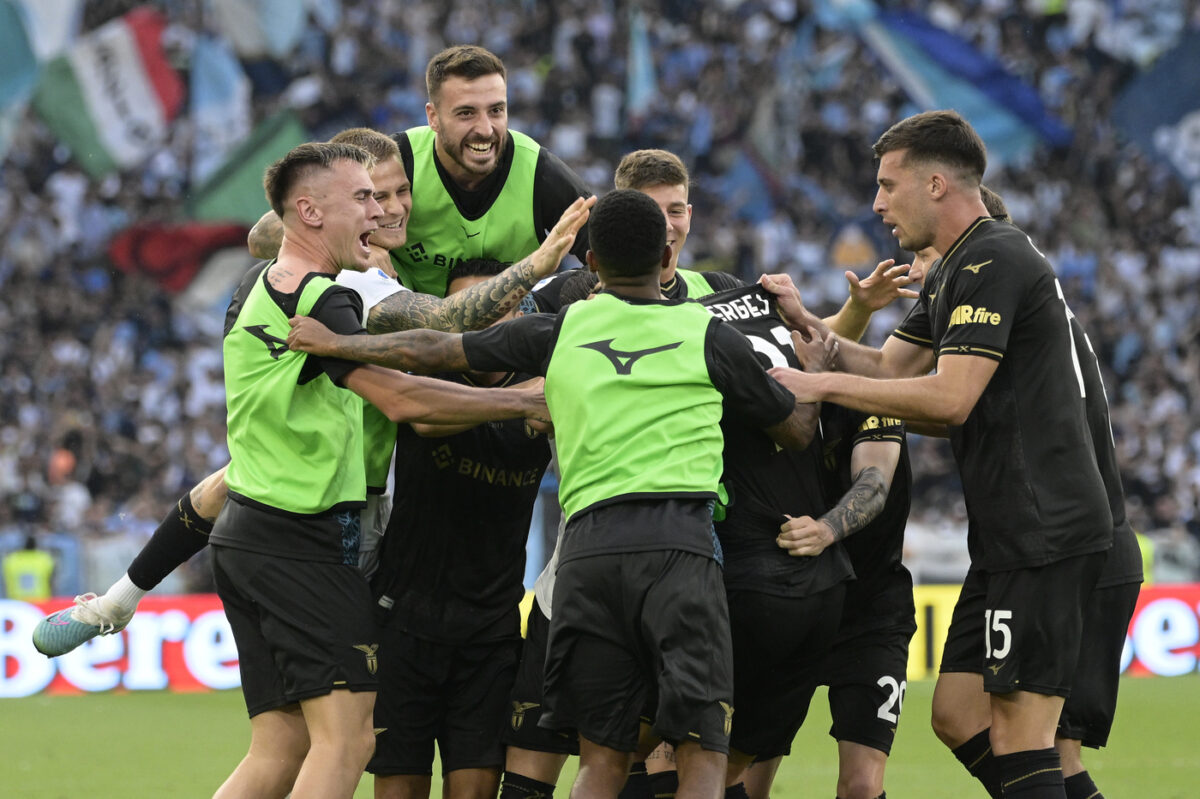 I calciatori della Lazio festeggiano il gol contro la Cremonese