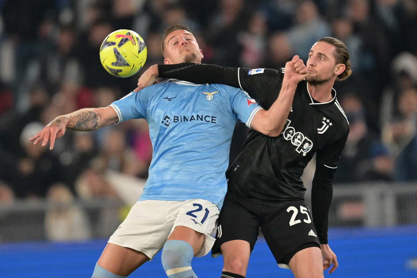 Sergej Milinkovic-Savic e Adrien Rabiot a contrasto in Lazio - Juventus