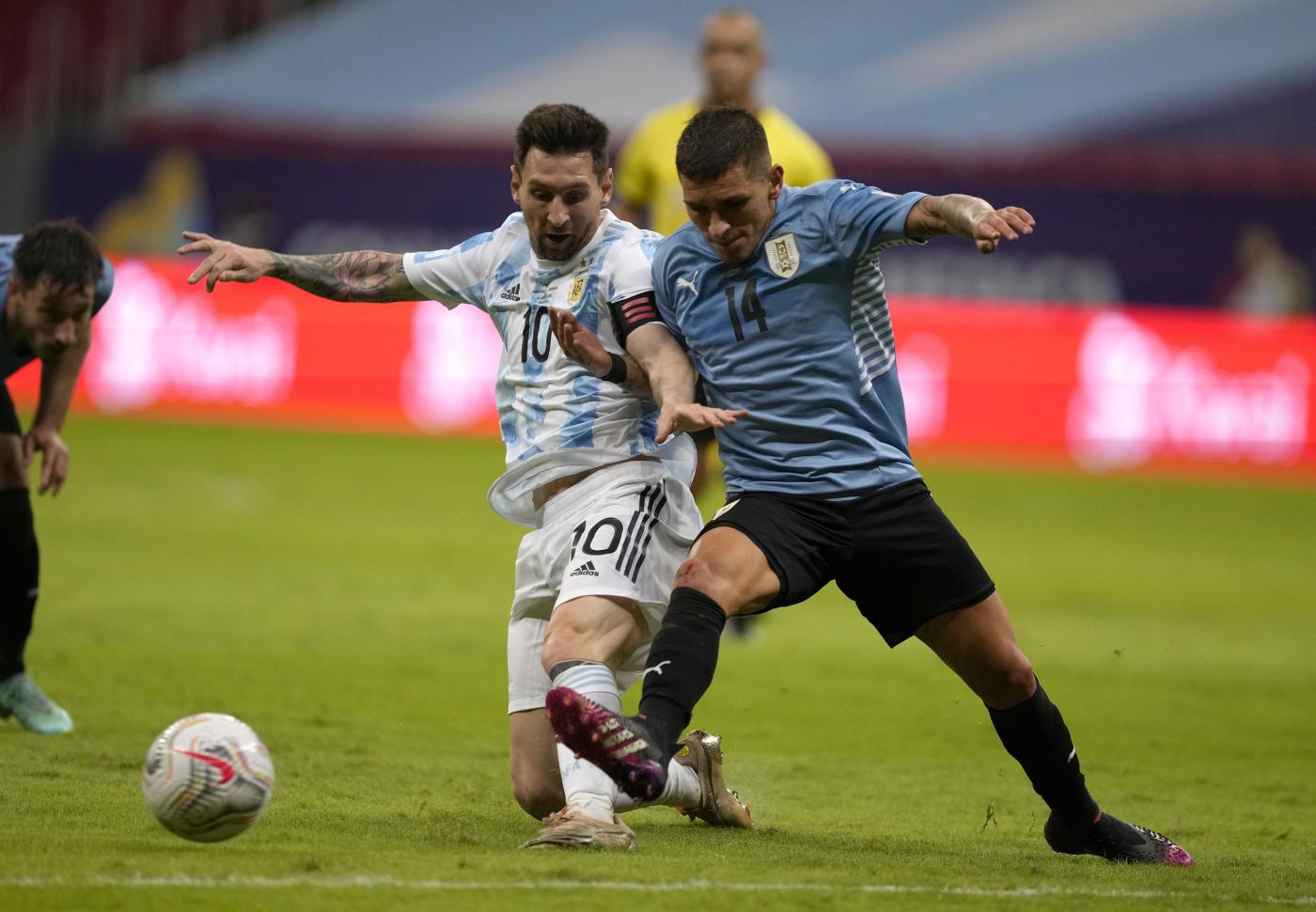 Lucas Torreira a contrasto con Lionel Messi