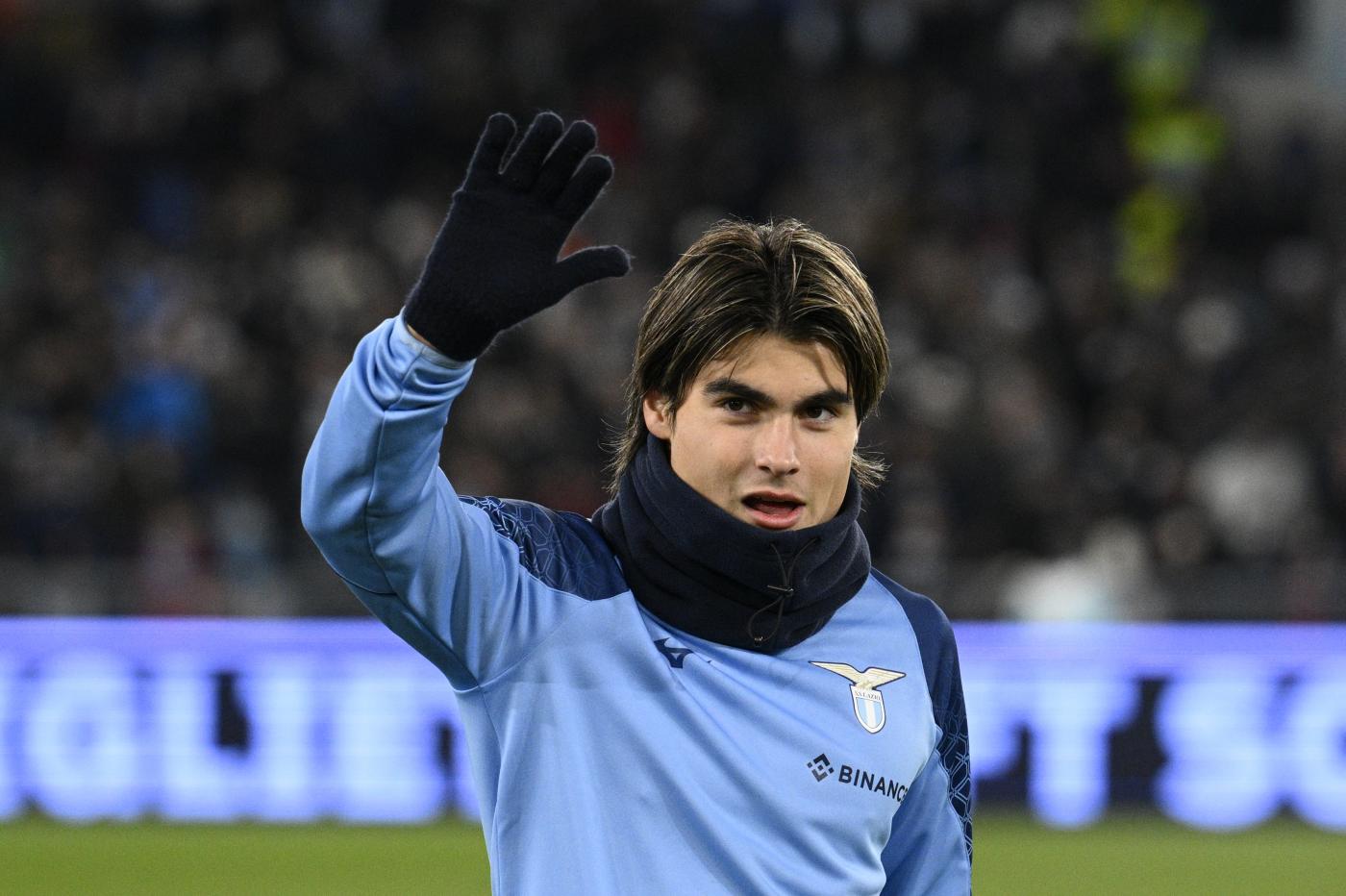 Luka Romero saluta i tifosi della Lazio