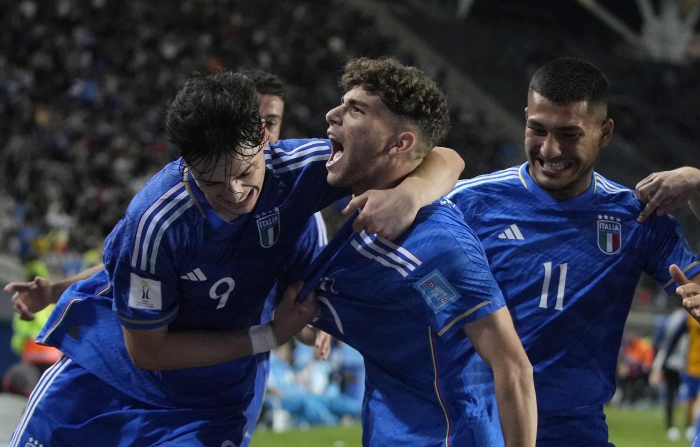L'Italia Under 20 esulta dopo il gol alla Corea del Sud