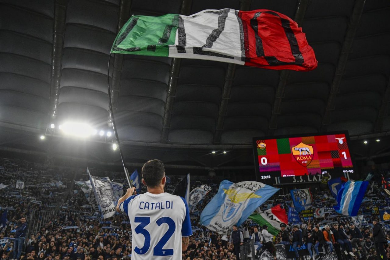 cataldi con la bandiera della Lazio