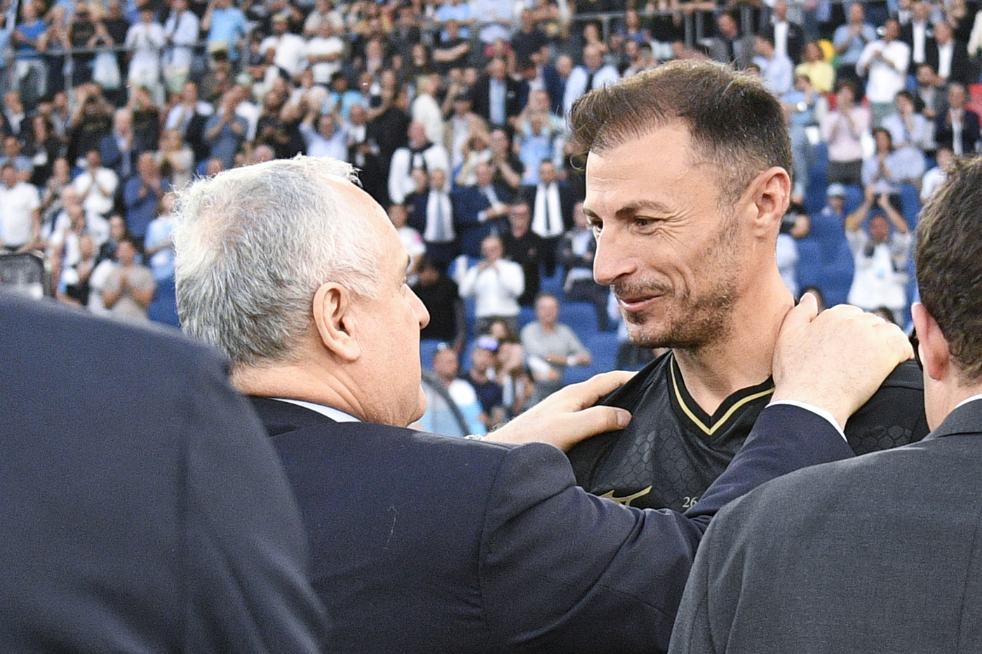 Radu abbraccia il presidente della Lazio Lotito