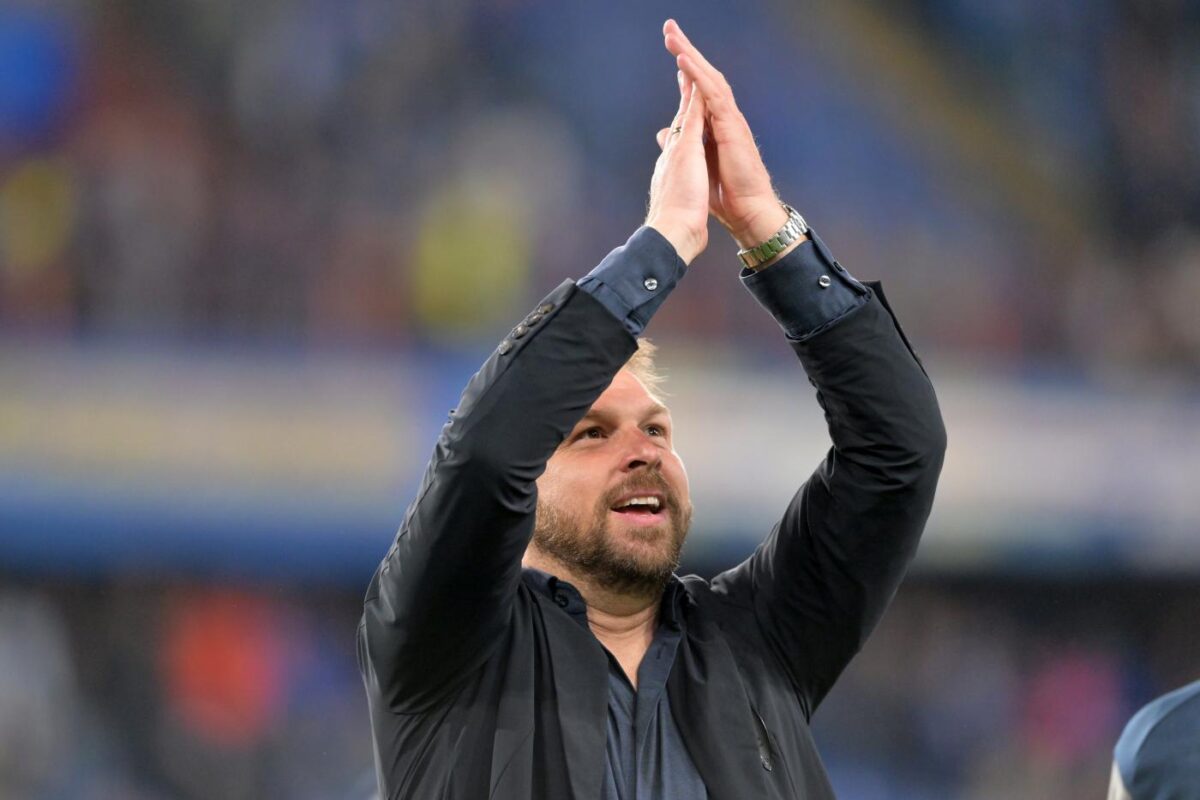 Il tecnico dell'Empoli Zanetti saluta i tifosi a Genova contro la Sampdoria, Serie A 2022/23