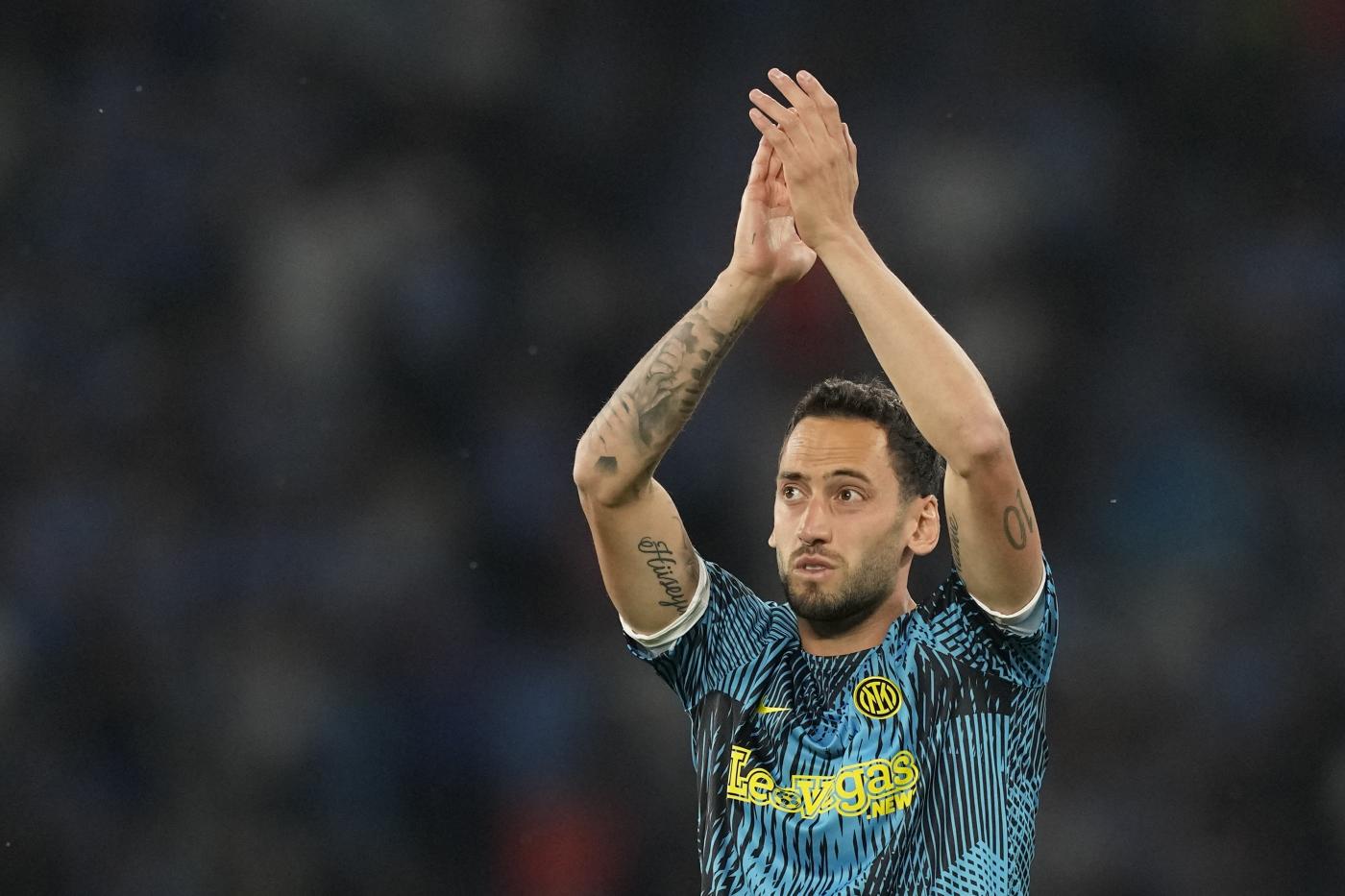 Chalanoglu saluta i tifosi dell'Inter