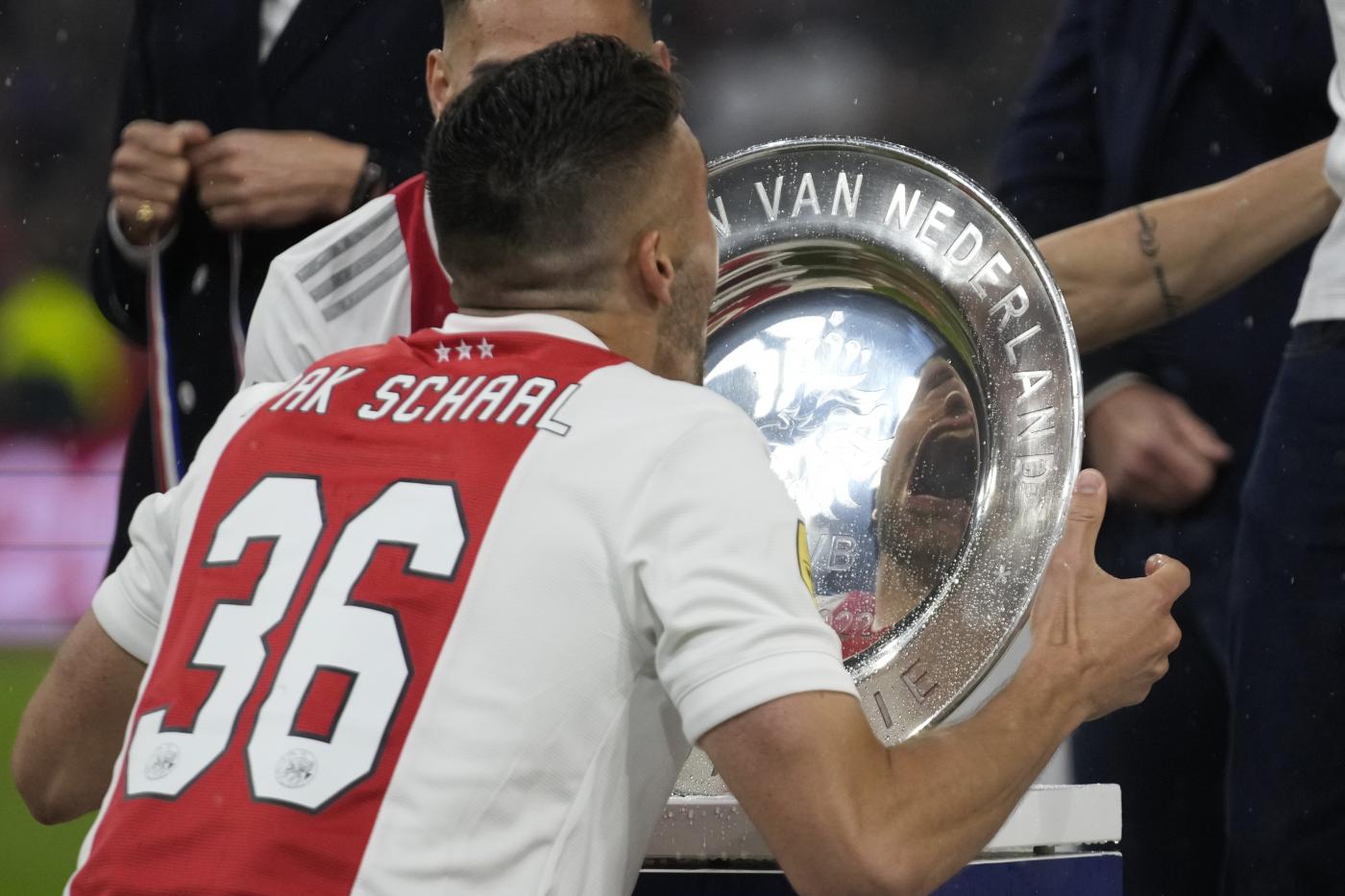 Dusan Tadic bacia un trofeo in primo piano