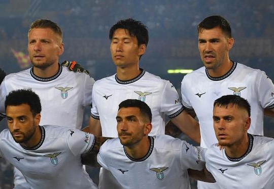 Daichi Kamada con gli altri calciatori della Lazio