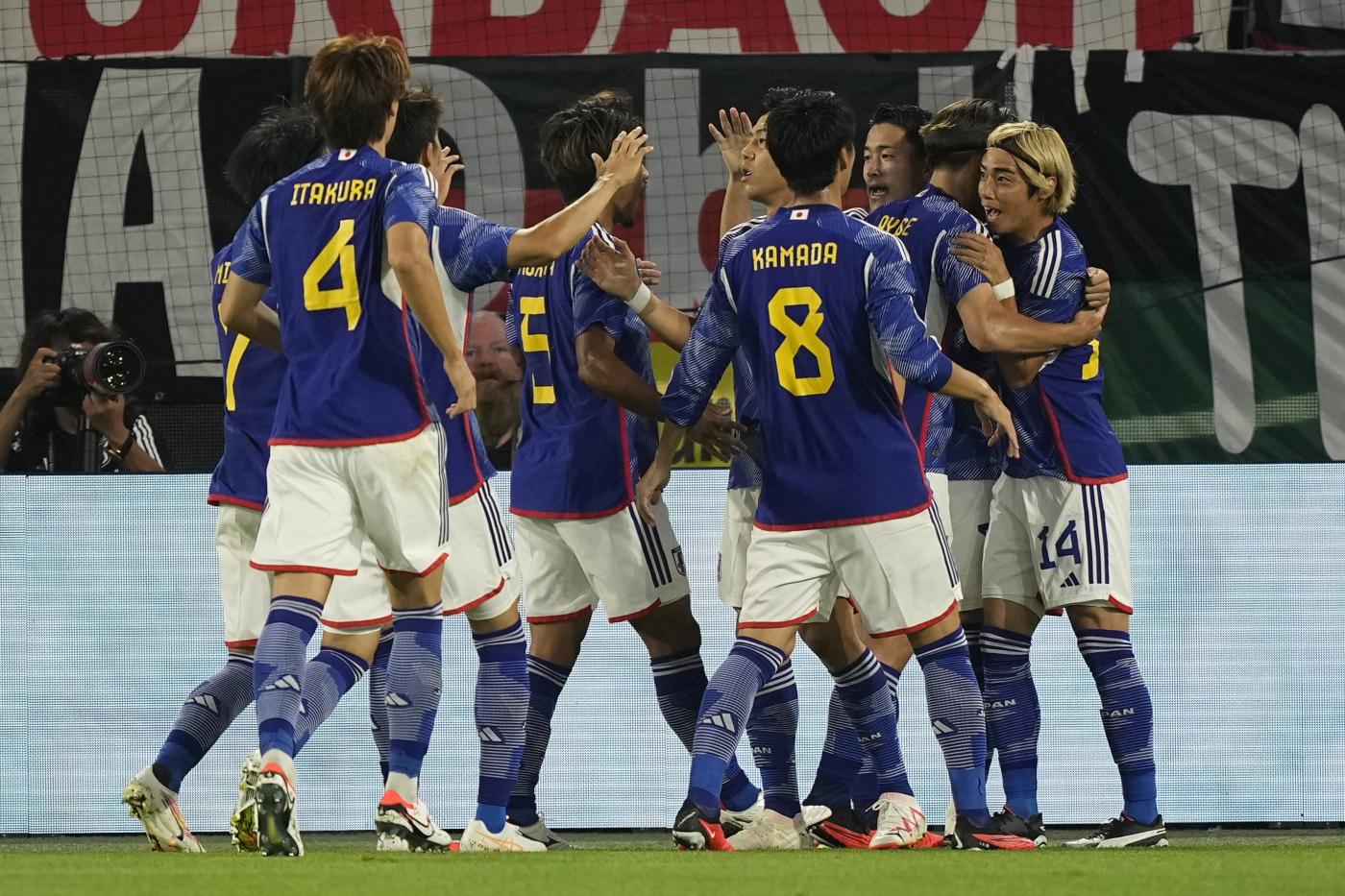 I giocatori del Giappone festeggiano dopo la vittoria sulla Germania