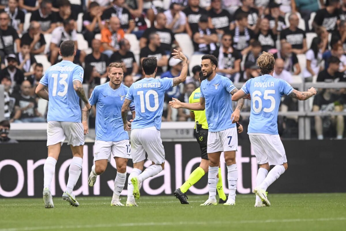 I giocatori della Lazio in campo contro la Juventus