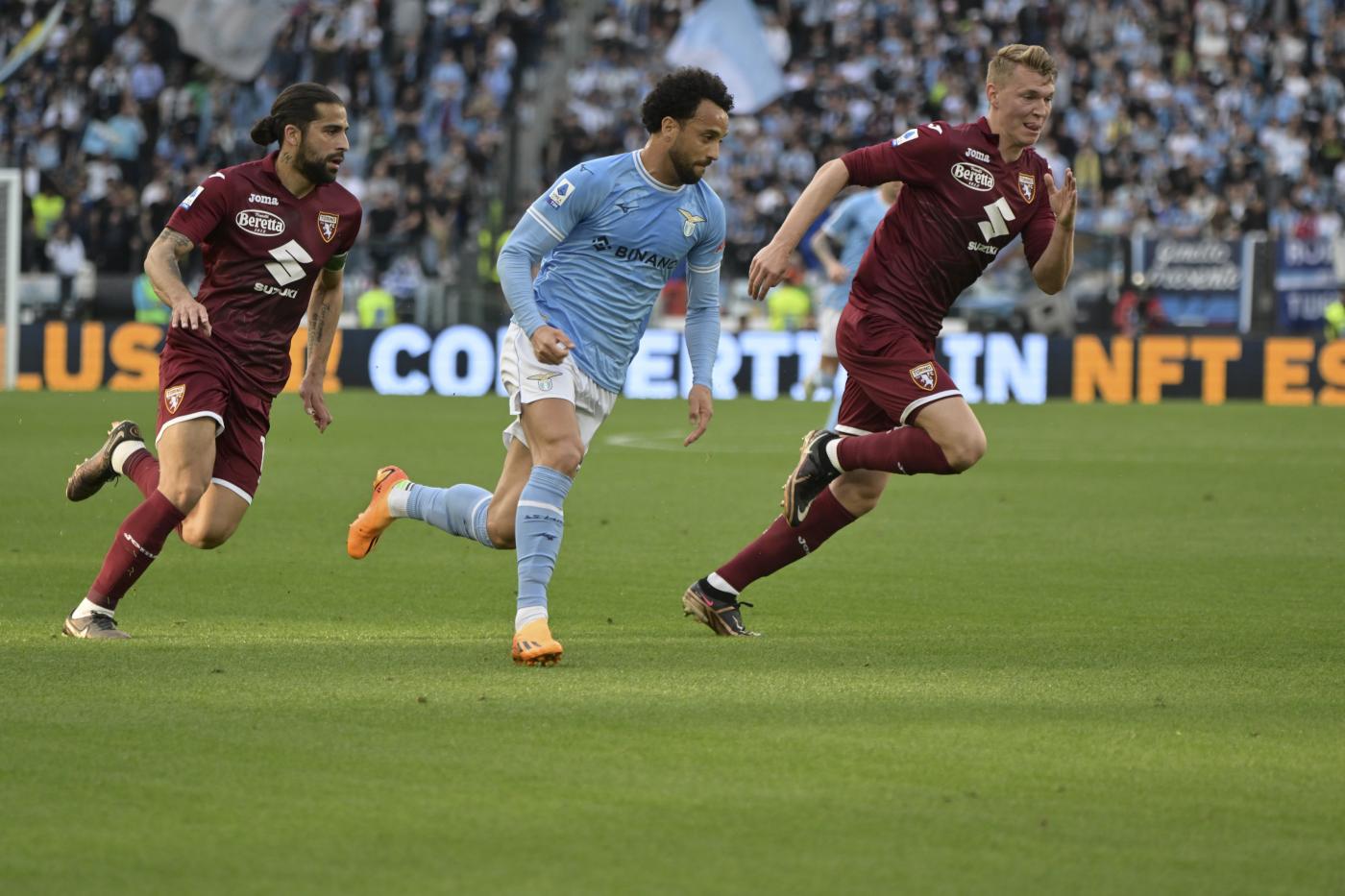 Felipe Anderson a duello con i difensori del Torino