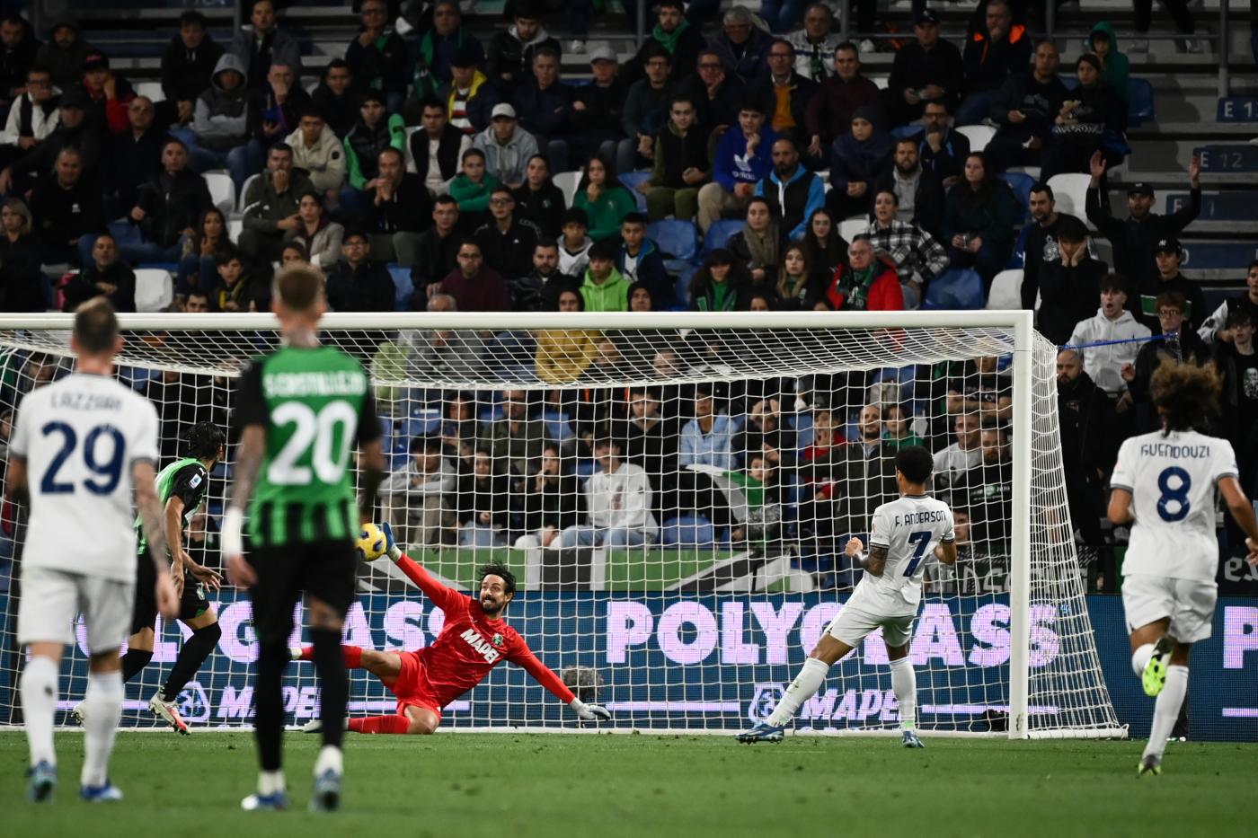 Felipe Anderson deposita in rete il primo gol della Lazio