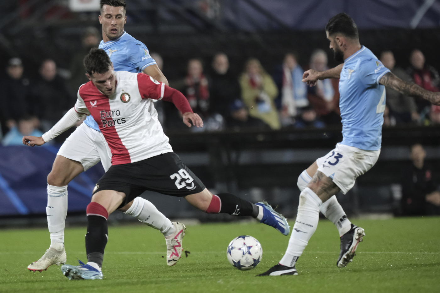 Hysaj e un calciatore del Feyenoord a duello