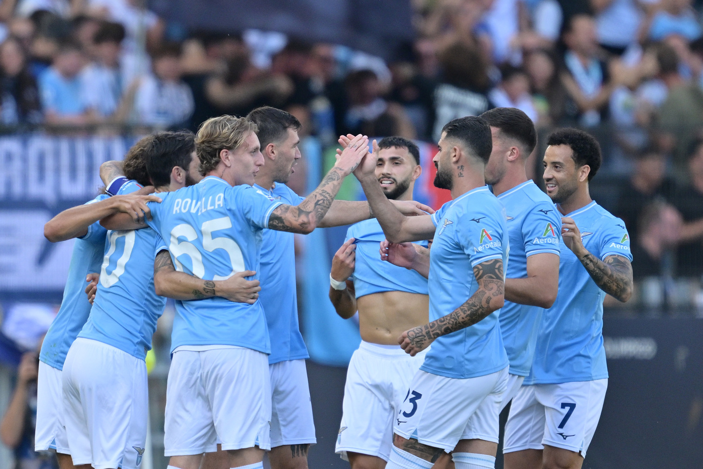 Giocatori della Lazio festeggiano un gol