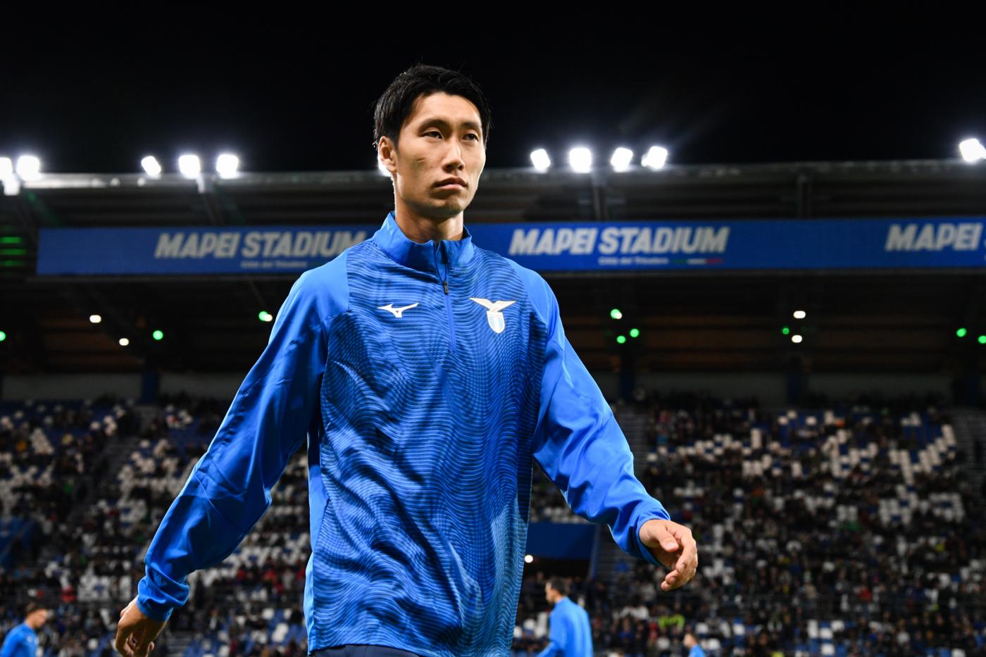 Daichi Kamada in maglia Lazio durante un riscaldamento