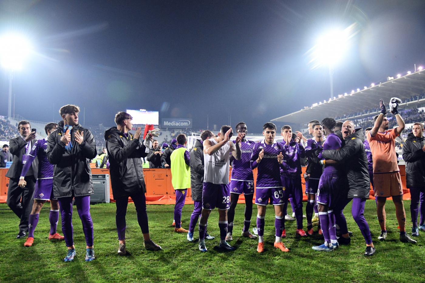 La Fiorentina esulta al termine della partita contro il Torino
