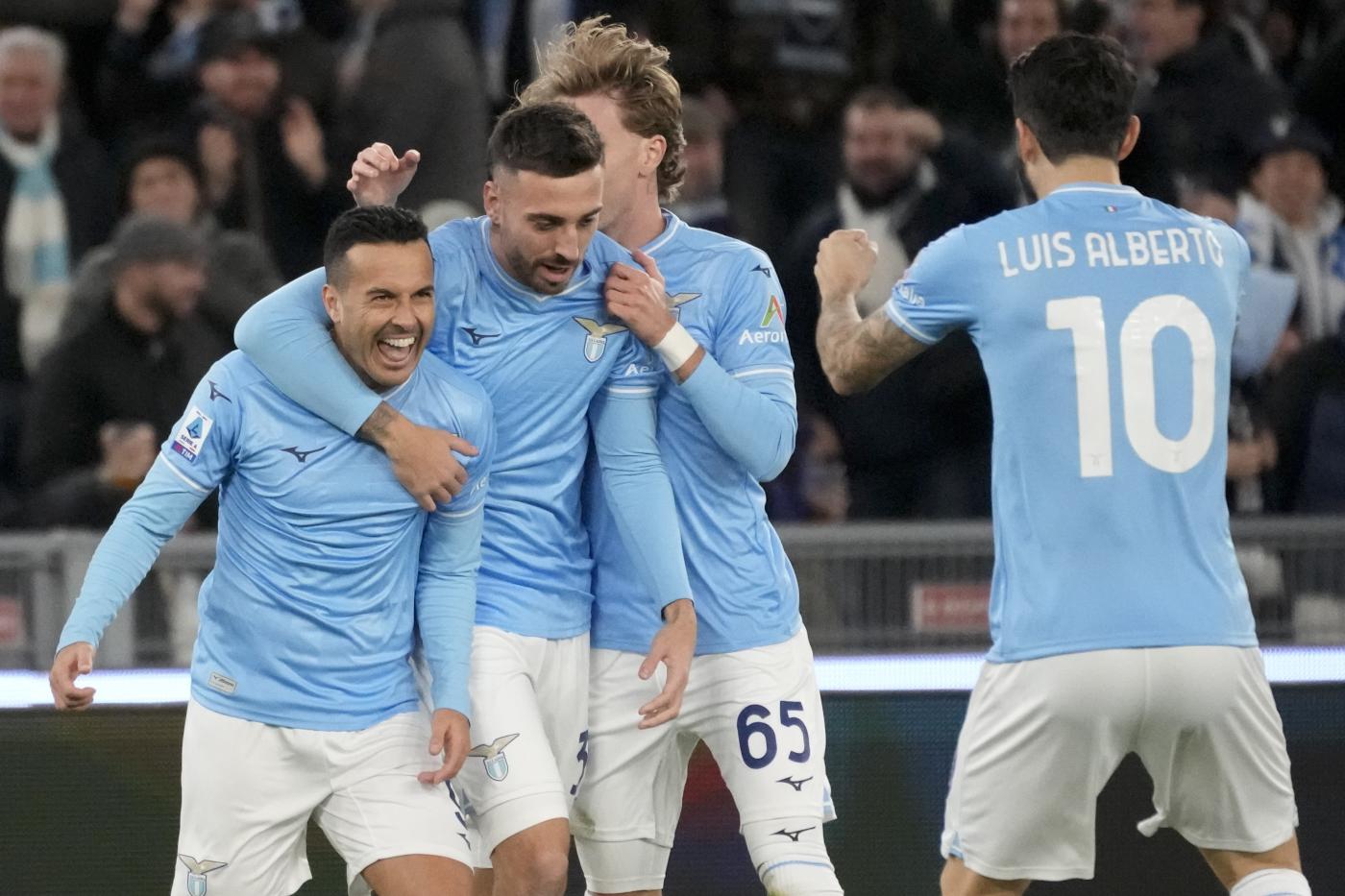 La Lazio esulta dopo il gol di Pedro al Cagliari