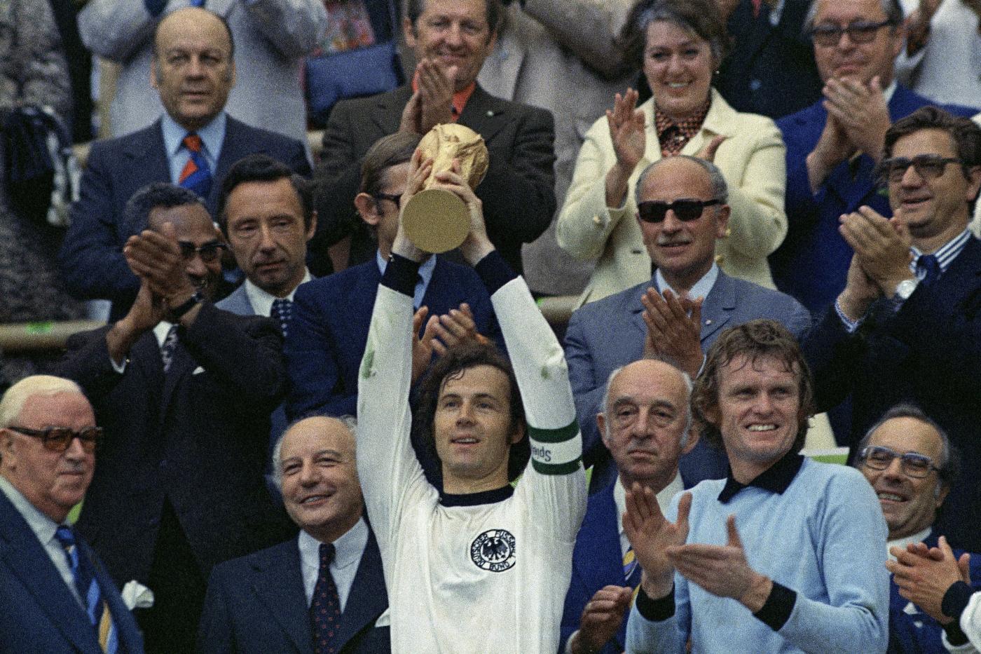 Beckenbauer alza la Coppa del Mondo a Italia 90