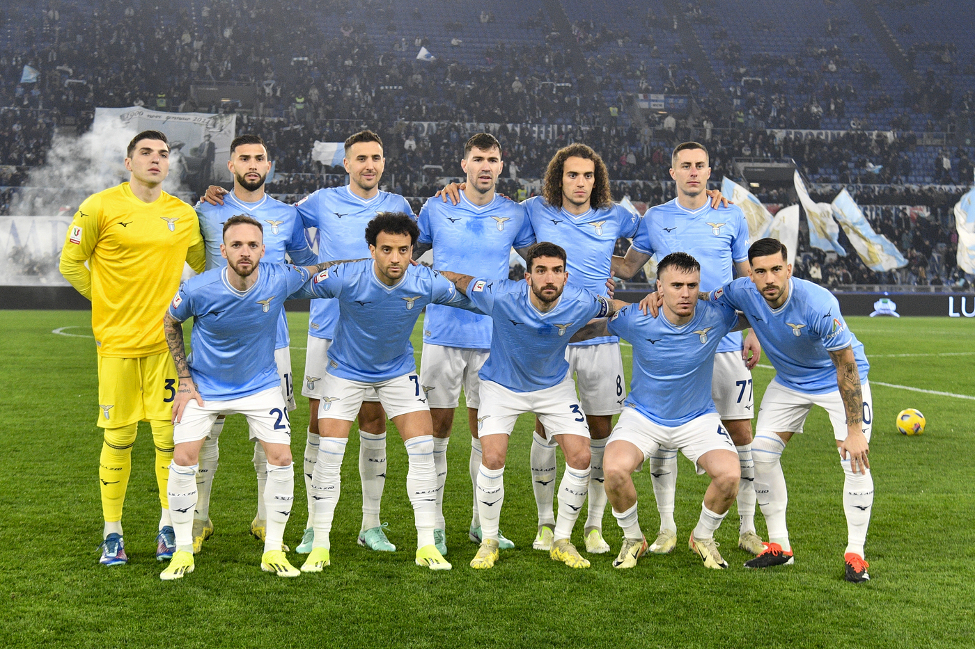 La Lazio schierata in campo nel derby con la Roma