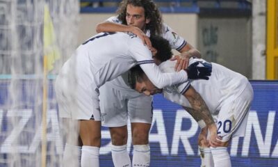 Guendouzi abbraccia Zaccagni e Felipe Anderson