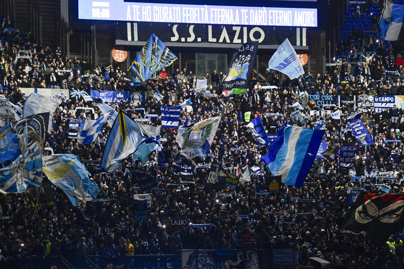 Tifosi della Lazio allo Stadio Olimpico di Roma