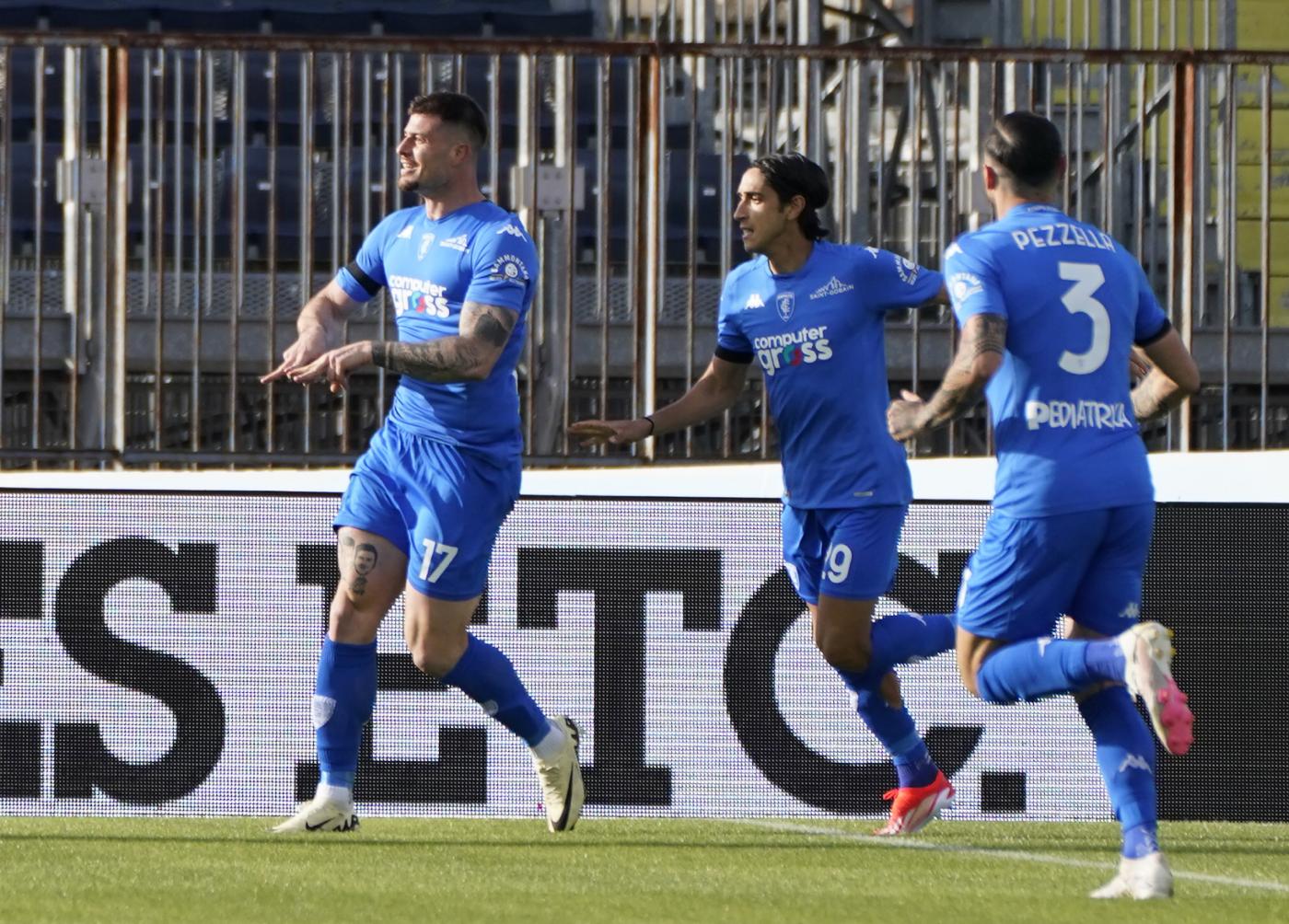 L'Empoli esulta dopo il gol di Cerri al Napoli