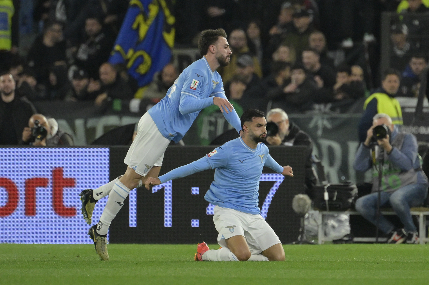 Mario Gila esulta dopo un gol della Lazio